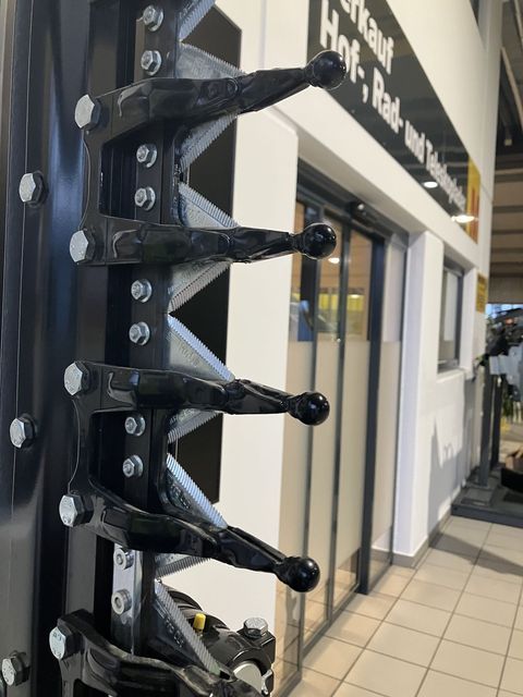 [3379-6519052-2.jpg]