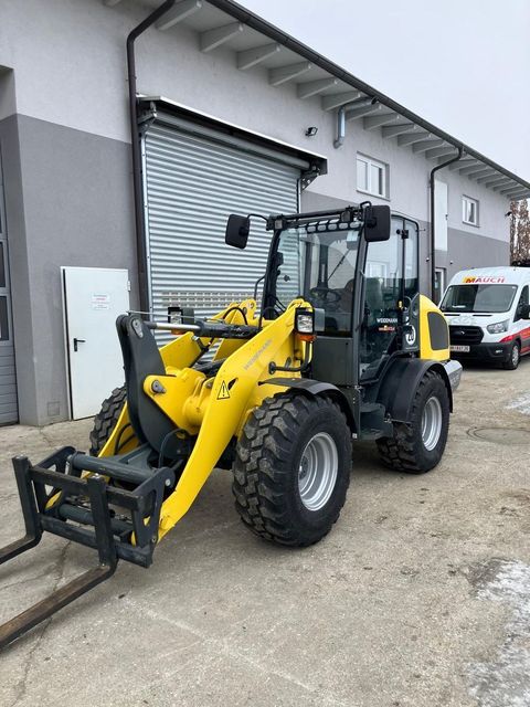 [3379-6634069-12.jpg]