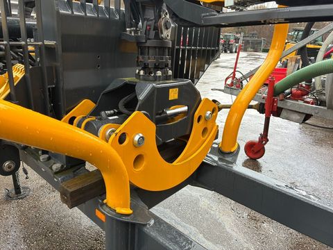 [3379-6746109-2.jpg]