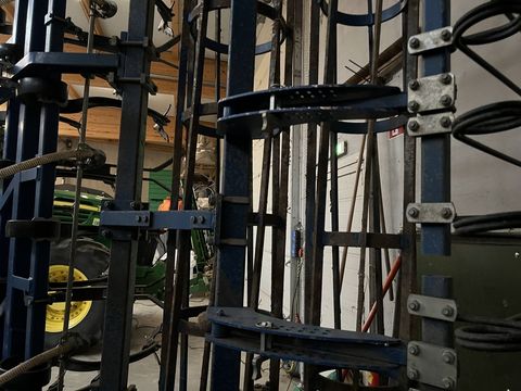 [3379-6896900-9.jpg]