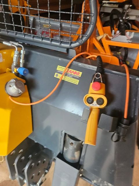 [3383-6458803-6.jpg]