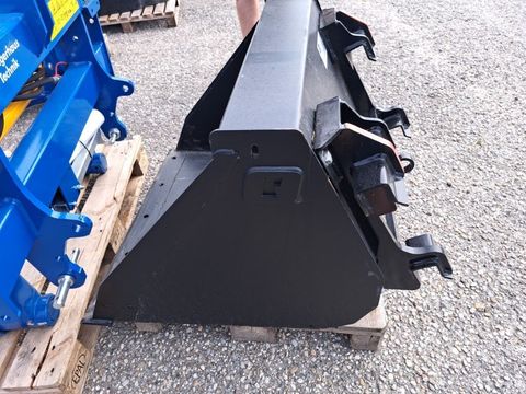 [3508-4464722-3.jpg]