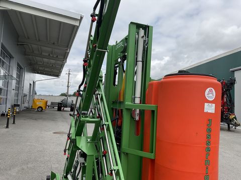 [3508-5902647-9.jpg]