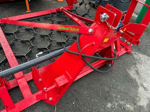 [3511-6765771-4.jpg]