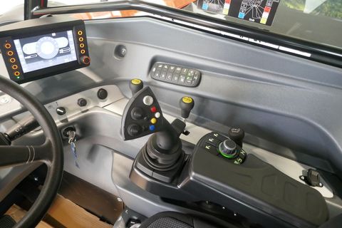 [3600-6376472-8.jpg]