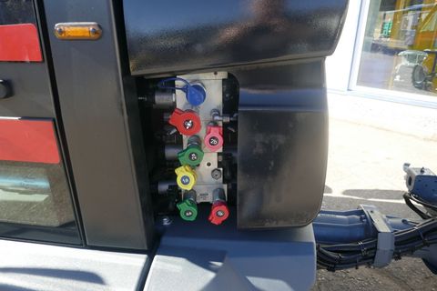 [3600-6769176-6.jpg]