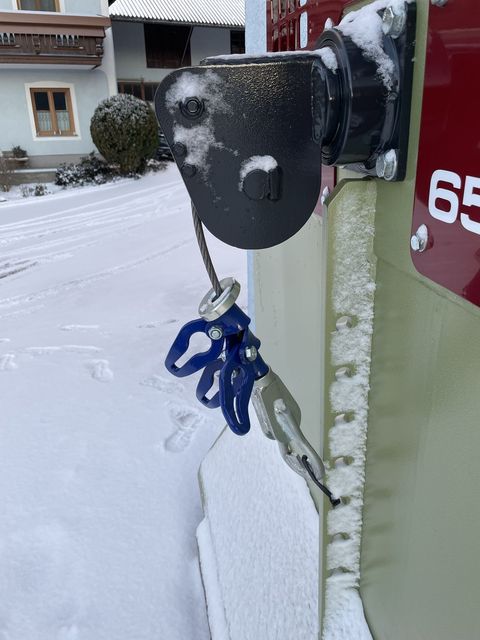 [4079-6588169-12.jpg]