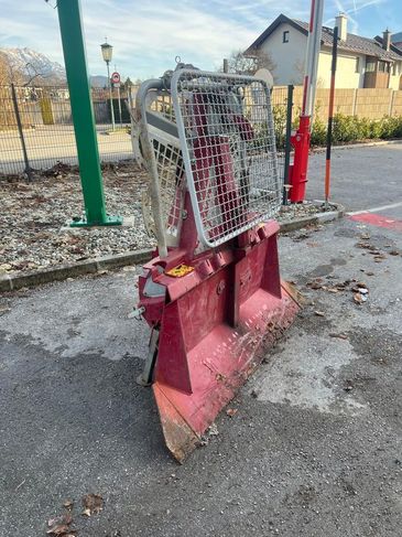 [6032-6597822-0_1.jpg]