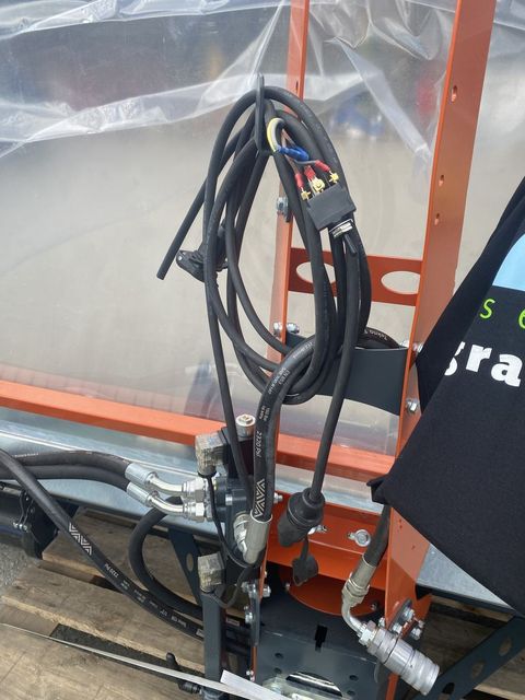 [3244-2703405-12.jpg]