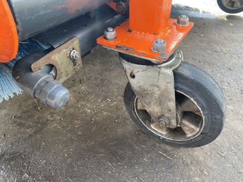 [3244-2976184-8.jpg]