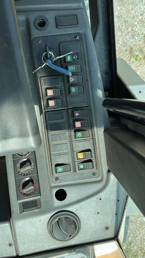 [3244-6664041-8.jpg]