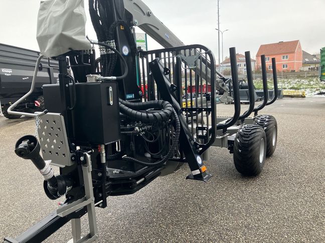 [3293-6642347-0_1.jpg]