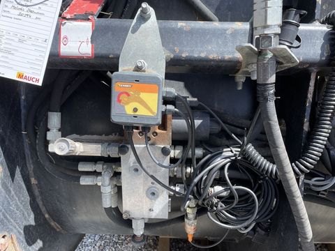 [3379-3158733-12.jpg]