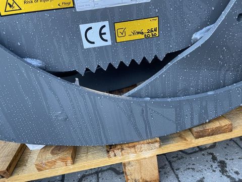 [3379-3476517-15.jpg]