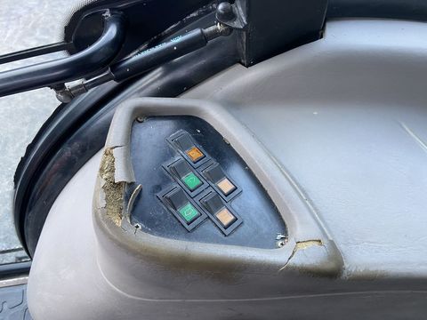 [3379-6462275-12.jpg]