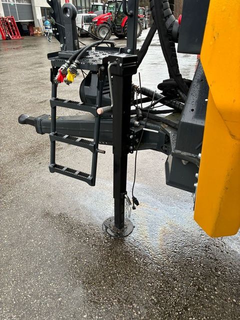 [3379-6746109-9.jpg]