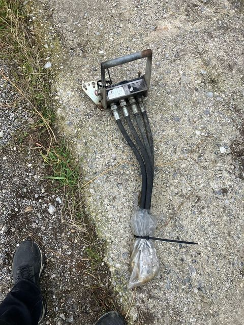 [3571-6749994-6.jpg]