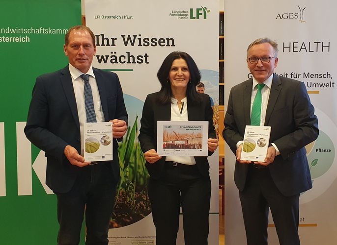 Personen am Foto von links nach rechts: Landwirtschaftskammer Österreich-Präsident Josef Moosbrugger, Pflanzenschutz-Warndienst-Projektleiterin Vitore Shala-Mayrhofer und der Geschäftsführer der Agentur für Gesundheit und Ernährungssicherheit (AGES), Anto © C. Jung-Leithner (LKÖ)